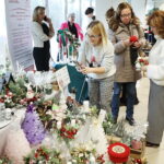 02.12.2024. Kielce. Kiermasz ozdób świątecznych przygotowanych przez niepełnosprawnych w Urzędzie Marszałkowskim / Fot. Wiktor Taszłow - Radio Kielce