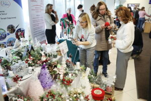 02.12.2024. Kielce. Kiermasz ozdób świątecznych przygotowanych przez niepełnosprawnych w Urzędzie Marszałkowskim / Fot. Wiktor Taszłow - Radio Kielce