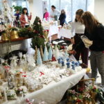 02.12.2024. Kielce. Kiermasz ozdób świątecznych przygotowanych przez niepełnosprawnych w Urzędzie Marszałkowskim / Fot. Wiktor Taszłow - Radio Kielce