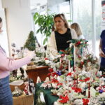 02.12.2024. Kielce. Kiermasz ozdób świątecznych przygotowanych przez niepełnosprawnych w Urzędzie Marszałkowskim / Fot. Wiktor Taszłow - Radio Kielce