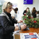 02.12.2024. Kielce. Kiermasz ozdób świątecznych przygotowanych przez niepełnosprawnych w Urzędzie Marszałkowskim / Fot. Wiktor Taszłow - Radio Kielce