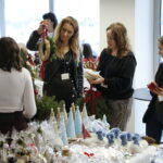 02.12.2024. Kielce. Kiermasz ozdób świątecznych przygotowanych przez niepełnosprawnych w Urzędzie Marszałkowskim / Fot. Wiktor Taszłow - Radio Kielce