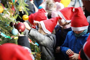 12.12.2024. Kielce. Czarnów. Wspólne ubieranie choinki / Fot. Wiktor Taszłow - Radio Kielce