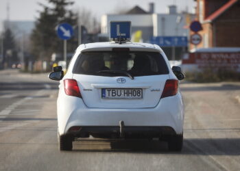 Egzamin na prawo jazdy w nowych białych samochodach