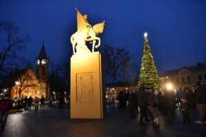 06.12.2024. Końskie. Choinka i świąteczne iluminacje na rynku / Fot. Magdalena Galas-Klusek – Radio Kielce