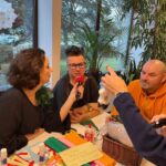 20.12.2024. Radio Kielce. Wspólne ubieranie choinki w audycji „Coraz Bliżej Weekend”. Na zdjęciu: Magdalena Sitek oraz Ania i Tomek Chałacińscy z Pracowni pod Kasztanem / Fot. Aleksandra Kwaśniewska - Radio Kielce