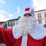 Końskie. Rozdawanie choinek podczas Jarmarku Bożonarodzeniowego / Fot. Magdalena Galas-Klusek - Radio Kielce