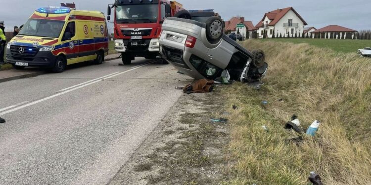 22.12.2024 Dąbrowa. Dachowanie samochodu / Fot. OSP Pawłów