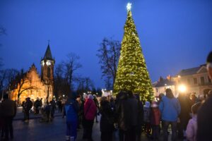 06.12.2024. Końskie. Choinka i świąteczne iluminacje na rynku / Fot. Magdalena Galas-Klusek – Radio Kielce