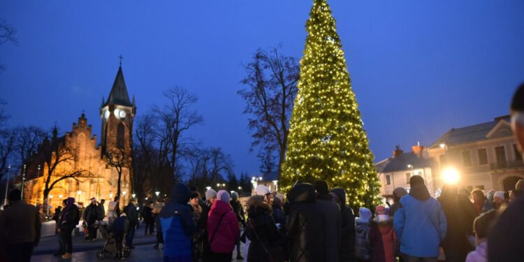 06.12.2024. Końskie. Choinka i świąteczne iluminacje na rynku / Fot. Magdalena Galas-Klusek – Radio Kielce