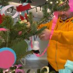 20.12.2024. Radio Kielce. Wspólne ubieranie choinki w audycji „Coraz Bliżej Weekend”. Na zdjęciu: Tomek Chałaciński z Pracowni pod Kasztanem / Fot. Aleksandra Kwaśniewska - Radio Kielce