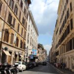 Muzyczne podróże przez świat. Włochy. Rzym. Dom przy Via Sistina z tablicami poświęconymi Mikołajowi Gogolowi oraz Cyprianowi Kamilowi Norwidowi (z lewej) oraz kamienica naprzeciwko, gdzie znajdowała się redakcja „Tempo Presente”, z którą współpracował Gustaw Herling-Grudziński (z prawej) / Fot. Paweł Grzesik