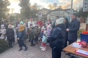 18.12.2024. Samborzec. Wspólne ubieranie choinki / Fot. Grażyna Szlęzak - Radio Kielce