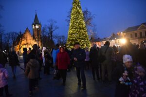 06.12.2024. Końskie. Choinka i świąteczne iluminacje na rynku / Fot. Magdalena Galas-Klusek – Radio Kielce