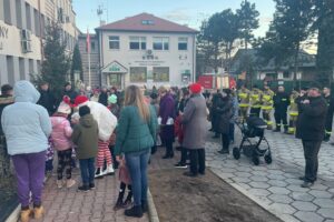 18.12.2024. Samborzec. Wspólne ubieranie choinki / Fot. Grażyna Szlęzak - Radio Kielce