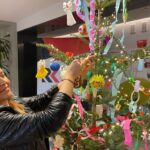 20.12.2024. Radio Kielce. Wspólne ubieranie choinki w audycji „Coraz Bliżej Weekend”. Na zdjęciu: Aleksandra Twardowska, szefowa marketingu Galerii Korona / Fot. Aleksandra Kwaśniewska - Radio Kielce