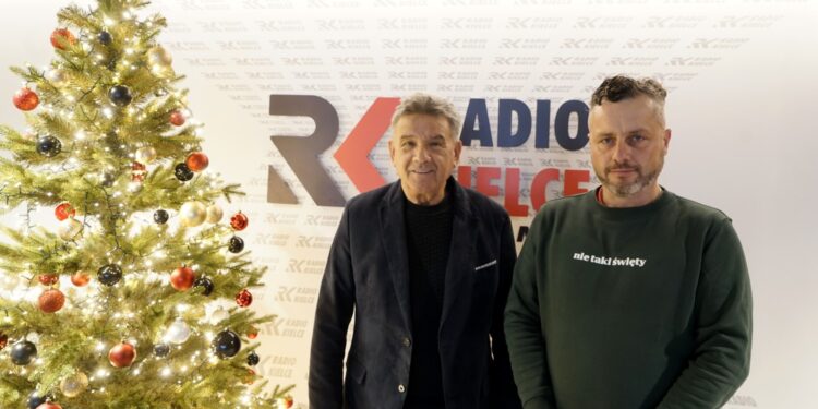 15.12.2024. Polonijne Radio Kielce. Na zdjęciu: Marek Adamczak – właściciel Muzeum Samochodu Jana Pawła II, fundator pomnika Polaków w Wierszynie na Syberii i Paweł Kabelis – wolontariusz w polskim kościele św. Stanisława w Wierszynie na Syberii / Fot. Piotr Kwaśniewski - Radio Kielce