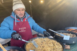 13.12.2024. Sandomierz. Kiermasz mikołajkowo-świąteczny. / Fot. Grażyna Szlęzak - Radio Kielce