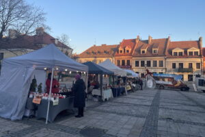 13.12.2024. Sandomierz. Kiermasz mikołajkowo-świąteczny. / Fot. Grażyna Szlęzak - Radio Kielce