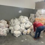 16.12.2024. Sandomierz. Caritas Diecezji Sandomierskiej. Wydawanie paczek żywnościowych dla potrzebujących / Fot. Grażyna Szlęzak - Radio Kielce