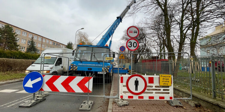 Korki na kieleckiej ulicy. Dźwig utrudnia ruch