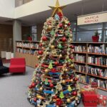 Choinka z książek stanęła w bibliotece uniwersyteckiej