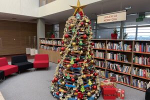 Choinka z książek stanęła w bibliotece uniwersyteckiej