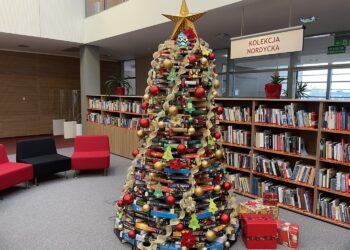 Choinka z książek stanęła w bibliotece uniwersyteckiej