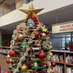 04.12.2024. Kielce. Choinka z książek w Bibliotece Uniwersyteckiej Uniwersytetu Jana Kochanowskiego / Fot. Daniel Lenart - Radio Kielce