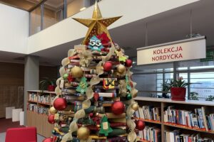 04.12.2024. Kielce. Choinka z książek w Bibliotece Uniwersyteckiej Uniwersytetu Jana Kochanowskiego / Fot. Daniel Lenart - Radio Kielce