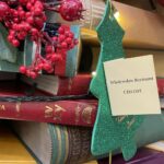 04.12.2024. Kielce. Choinka z książek w Bibliotece Uniwersyteckiej Uniwersytetu Jana Kochanowskiego / Fot. Daniel Lenart - Radio Kielce