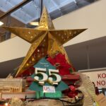 04.12.2024. Kielce. Choinka z książek w Bibliotece Uniwersyteckiej Uniwersytetu Jana Kochanowskiego / Fot. Daniel Lenart - Radio Kielce