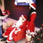 04.12.2024. Kielce. Radio Kielce. Centrum Edukacji Medialnej. Spotkanie ze Świętym Mikołajem / Fot. Jarosław Kubalski - Radio Kielce