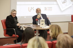 12.12.2024. Kielce. Bilbioteka UJK. Promocja książki profesora Adama Massalskiego - "Uczone gawędy o uczonych". Na zdjęciu (od lewej): Ryszard Koziej - Radio Kielce, profesor Adam Massalski / Fot. Jarosław Kubalski - Radio Kielce