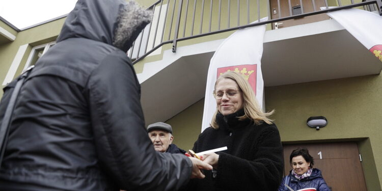 17.12.2024 Kielce. Przekazanie kluczy mieszkańcom do mieszkań socjalnych przy ulicy 1 Maja/ Fot. Jarosław Kubalski - Radio Kielce