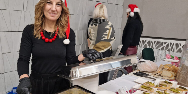 Koło Gospodyń i Gospodarzy Wiejskich w Brudzowie przygotowało na festiwal Folkowe Kolory Kultur w Kielcach wiele smakołyków, wśród nich była pyszna kapusta z grochem. / Fot. Marzena Smoręda