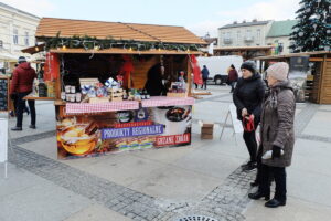 Dzieci ozdabiały pierniki na Jarmarku Bożonarodzeniowym - Radio Kielce