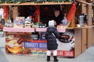 Dzieci ozdabiały pierniki na Jarmarku Bożonarodzeniowym - Radio Kielce