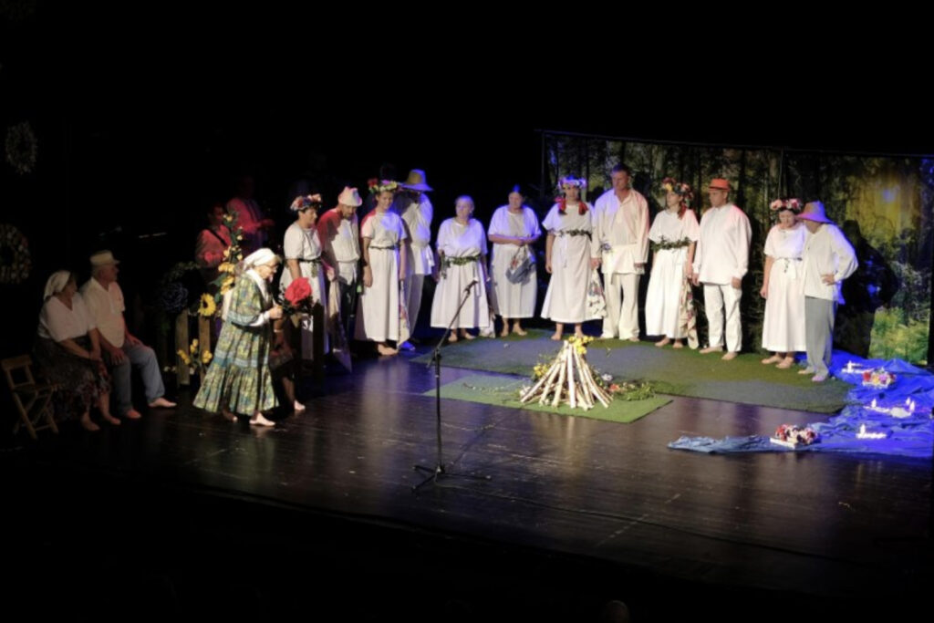 Przegląd teatrów wiejskich i ludowe godanie w WDK w Kielcach 2 XIV Regionalny Przegląd Gadek „Toto nase ludowe godanie”. Na scenie teatralnej Wojewódzkiego Domu Kultury w Kielcach zaprezentowało się w sobotę, 7 grudnia w sumie 11 zespołów ludowych i solistów. / Fot. WDK Kielce