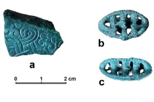 A - okucie; b, c - paciorki / Fot. dr hab. M. Florek