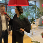 20.12.2024. Radio Kielce. Wspólne ubieranie choinki w audycji „Coraz Bliżej Weekend”. Arkadiusz Latos pracownia artystyczna Arkaszka / Fot. Aleksandra Kwaśniewska - Radio Kielce