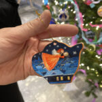 20.12.2024. Radio Kielce. Wspólne ubieranie choinki w audycji „Coraz Bliżej Weekend”. Arkadiusz Latos pracownia artystyczna Arkaszka / Fot. Aleksandra Kwaśniewska - Radio Kielce