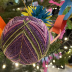 20.12.2024. Radio Kielce. Wspólne ubieranie choinki w audycji „Coraz Bliżej Weekend”. / Fot. Aleksandra Kwaśniewska - Radio Kielce