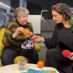 20.12.2024. Radio Kielce. Wspólne ubieranie choinki w audycji „Coraz Bliżej Weekend”. P. Elżbieta słuchaczka Radia Kielce / Fot. Aleksandra Kwaśniewska - Radio Kielce