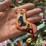 20.12.2024. Radio Kielce. Wspólne ubieranie choinki w audycji „Coraz Bliżej Weekend”. Arkadiusz Latos pracownia artystyczna Arkaszka / Fot. Aleksandra Kwaśniewska - Radio Kielce