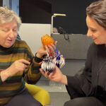 20.12.2024. Radio Kielce. Wspólne ubieranie choinki w audycji „Coraz Bliżej Weekend”. P. Elżbieta słuchaczka Radia Kielce / Fot. Aleksandra Kwaśniewska - Radio Kielce