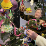 20.12.2024. Radio Kielce. Wspólne ubieranie choinki w audycji „Coraz Bliżej Weekend”. P. Elżbieta słuchaczka Radia Kielce / Fot. Aleksandra Kwaśniewska - Radio Kielce