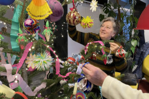 20.12.2024. Radio Kielce. Wspólne ubieranie choinki w audycji „Coraz Bliżej Weekend”. P. Elżbieta słuchaczka Radia Kielce / Fot. Aleksandra Kwaśniewska - Radio Kielce