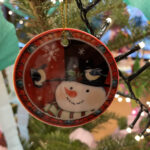 20.12.2024. Radio Kielce. Wspólne ubieranie choinki w audycji „Coraz Bliżej Weekend”. Arkadiusz Latos pracownia artystyczna Arkaszka / Fot. Aleksandra Kwaśniewska - Radio Kielce