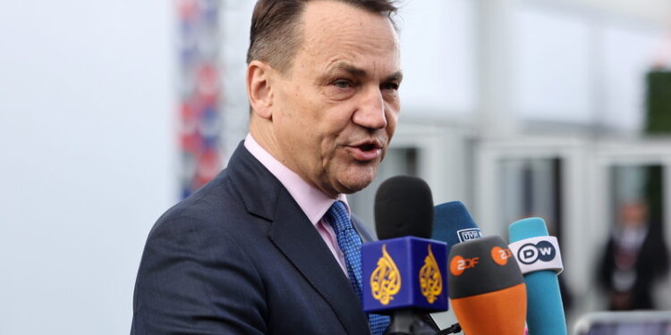 Sikorski o zamknięciu polskiego konsulatu w Petersburgu